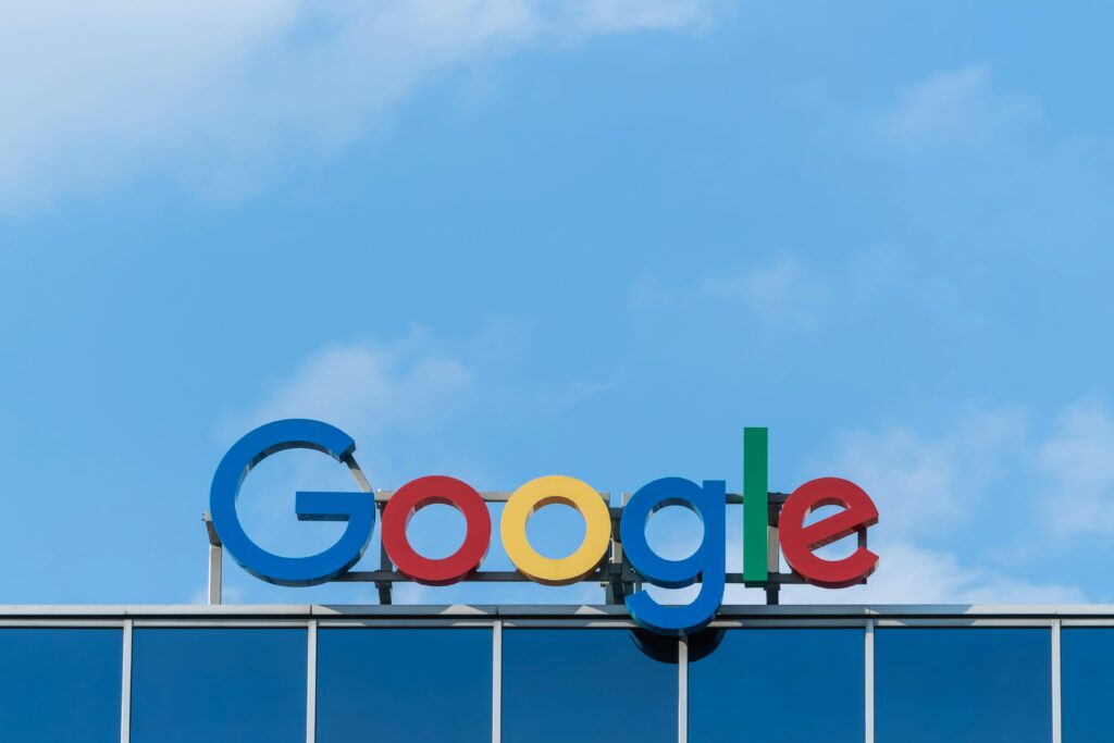 Google teste actuellement l’IA pour réécrire certaines méta-descriptions. Cet article explique ce que cela signifie pour les pages web.